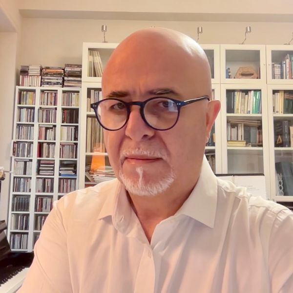 Selfie of Massimo Tore with a look case behind him.